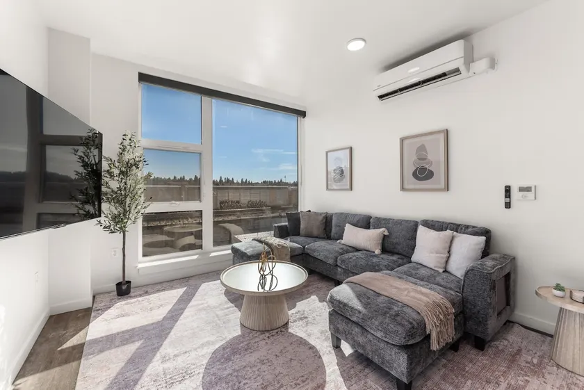 Bright 2-BR w/ King Beds - Image 1