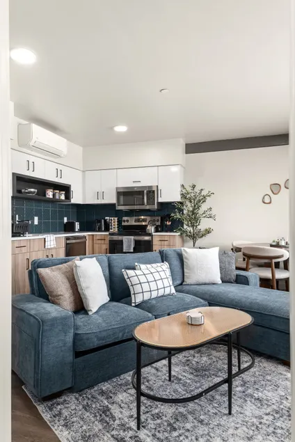 Modern condo w/kitchen & king bed - Image 1