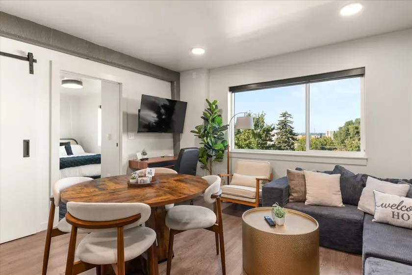 Luxury apt w/king bed & smart TV - Image 1