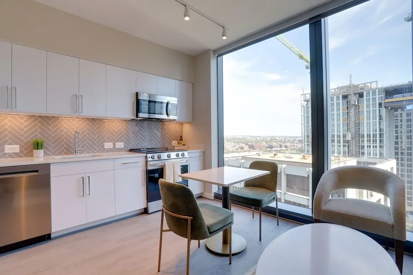 Sojourn Rosslyn Gym Pool Rooftop & Free Parking - Image 1