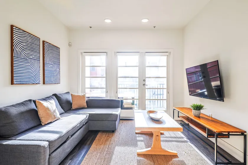 Best Location in Santa Monica! 2BD + Free Parking - Image 1