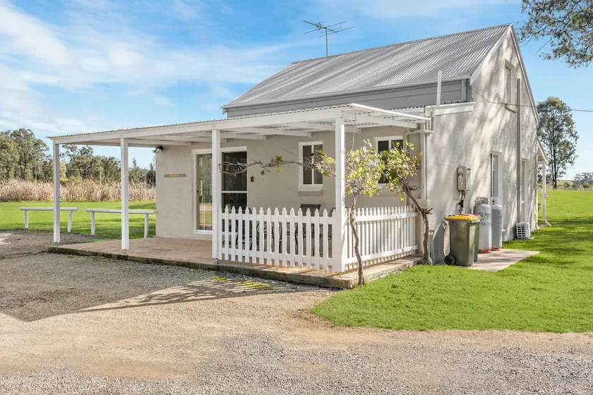 Settlers Cottage - Image 1