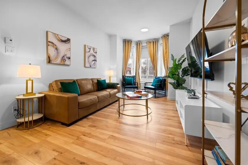 Spacious 1300sf Apt + 2 Parking Spaces + WiFi + AC - Image 1