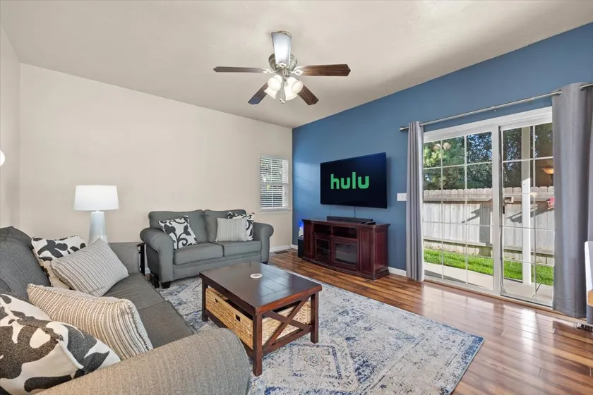 *Private Balcony*5Min>NNU*Backyard*King*Parking*W/ - Image 1