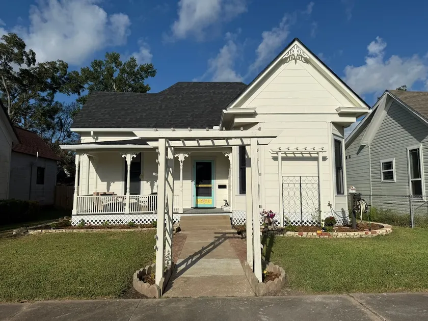 ”Badonkadonkey” a historic home in Bay City, Texas - Image 1