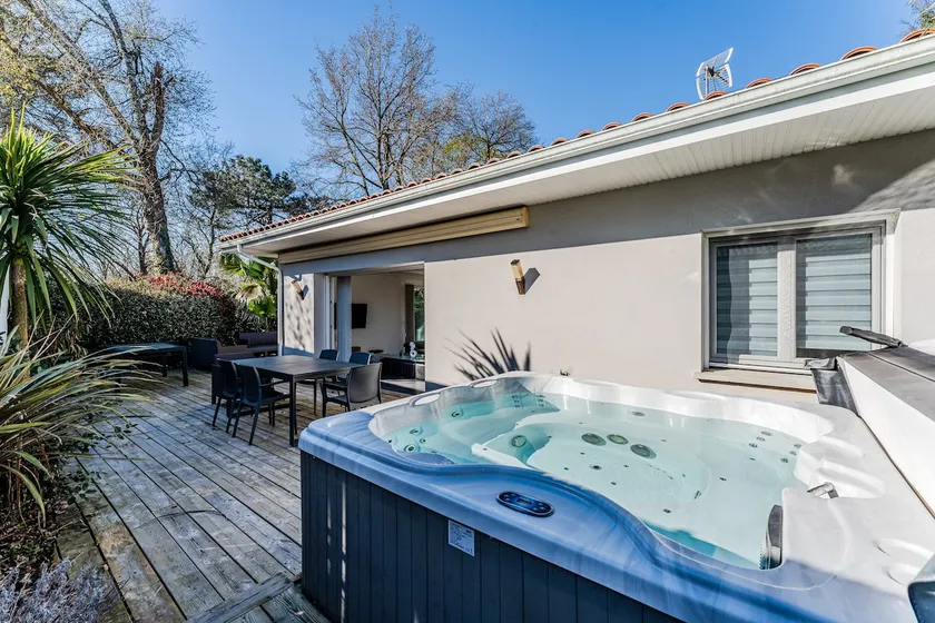 Jacuzzi Villa between Lake and Ocean - Image 1
