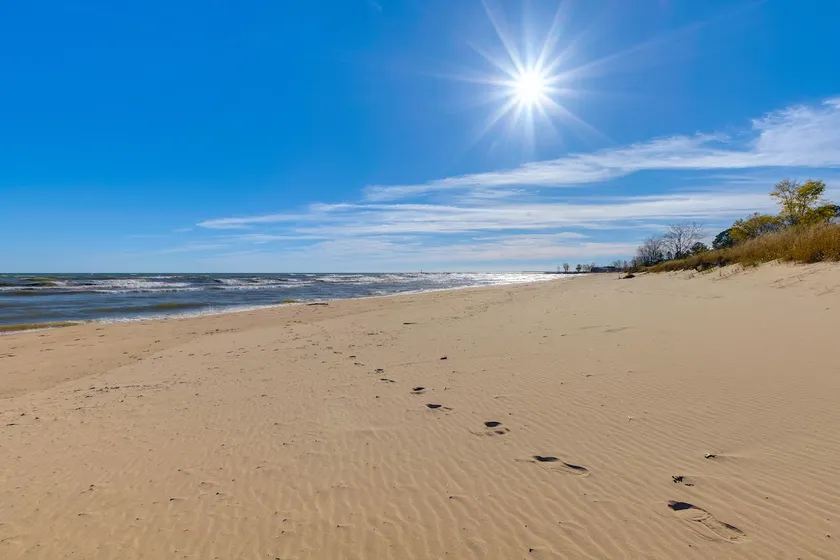 Pet Friendly! Steps to Beach - ‘Lakeview Cottage’ - Image 1