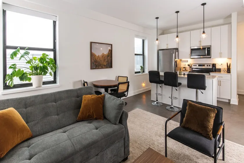 Luxury Downtown Apt with Parking, Gym, and Lap Pool · Sleeps 4-5 - Image 1