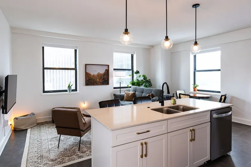 Luxury Downtown Apt with Parking, Gym, and Lap Pool · Sleeps 4-5 - Image 1