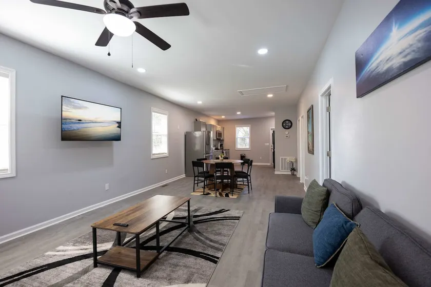 4 Min to Downtown | 11 to Elon | Car Rental Avail. - Image 1