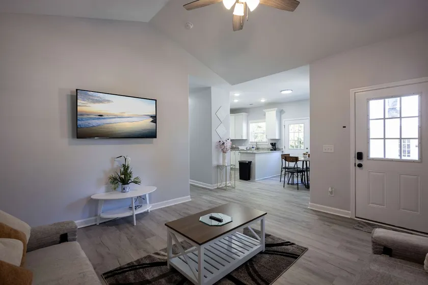 2 Min to Downtown | 9 to Elon | Car Rental Avail. - Image 1