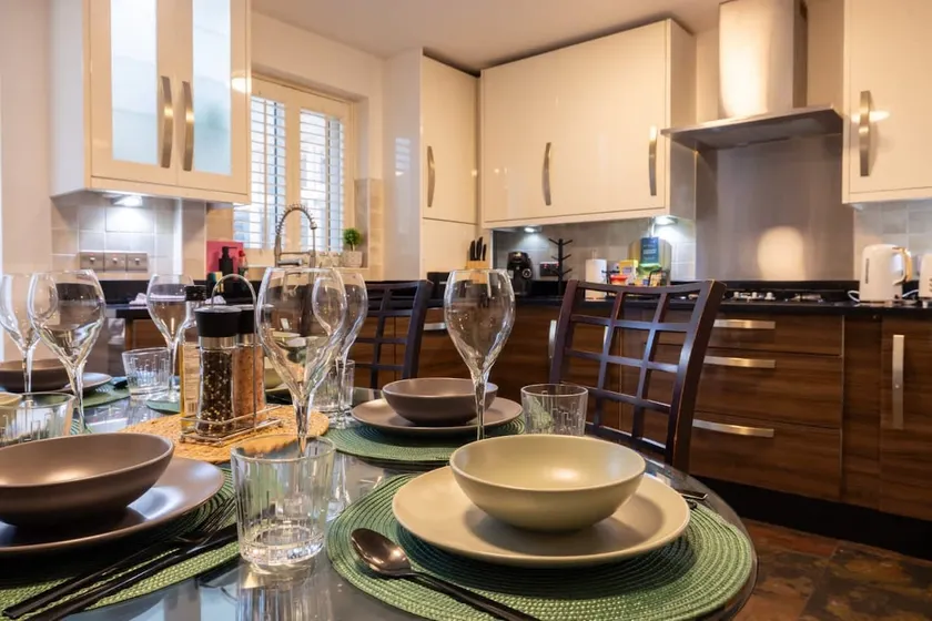 Spacious 4BR House with Parking I Excel I Canary Wharf I London City Airport - Image 1