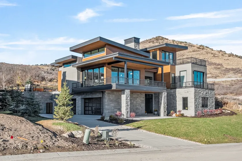 6BR SkyRidge Hot Tub Sauna Views Sleeps 16 - Image 1