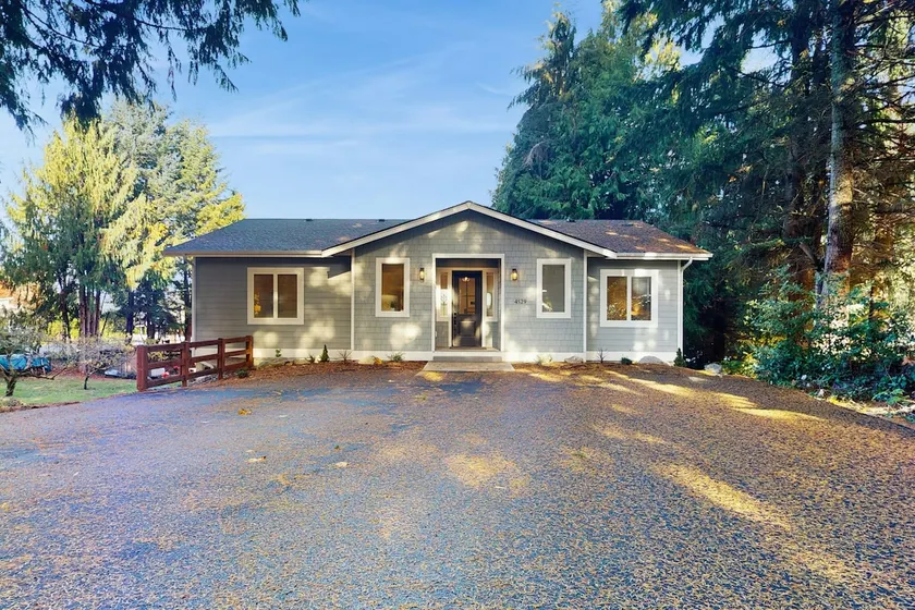 2BR lakefront home with private dock and fireplace - Image 1
