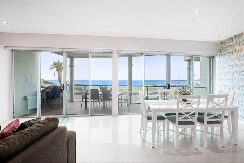 Tidehouse - Scenic Esplanade Escape with Shared Pool - Image 1