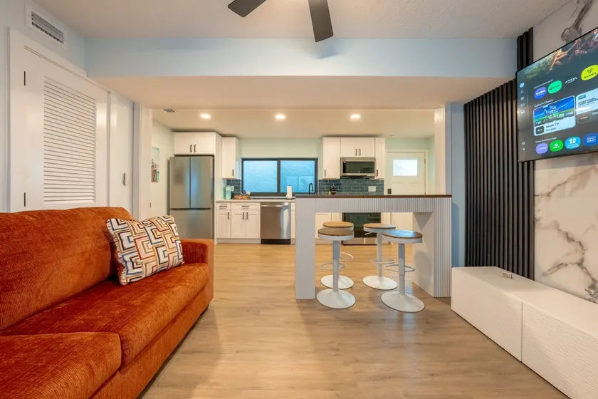 1 Min Walk to the beach -3Bdr - Sofa Bed - Parking - Image 1