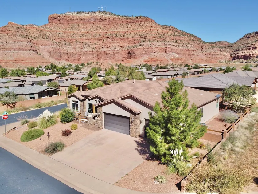 Upscale 4 bedroom family home near Zion w pool & hot tub - Image 1