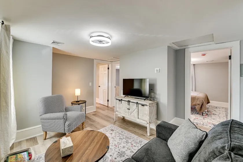 2 Mi to Uptown: Centrally Located Kingston Apt! - Image 1