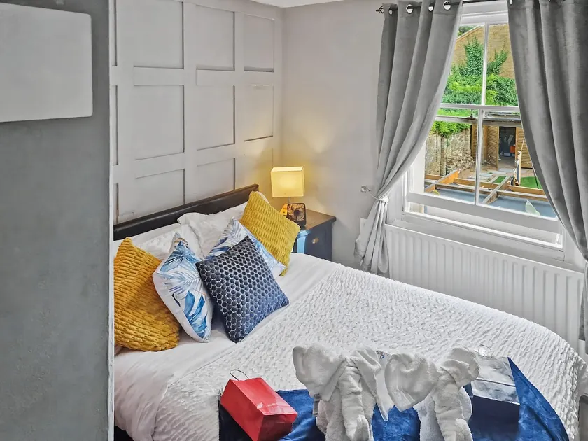 Cosy Studio in Hampton Hill short Walk to Bushy Park with Free Parking and WiFi and Pets welcome - Image 1