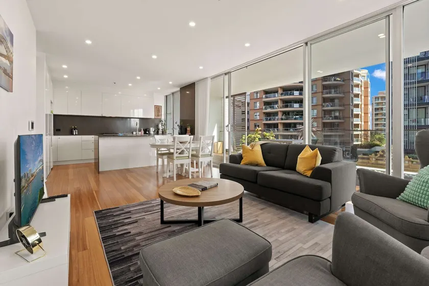 Modern Airy Haven Near Beach & City - Image 1