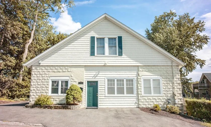 Shelton's New England Nest: 2 bed EV, Shower, W/D - Image 1