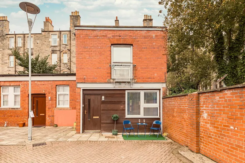 Unique 1 Bed house with Private Parking - Image 1