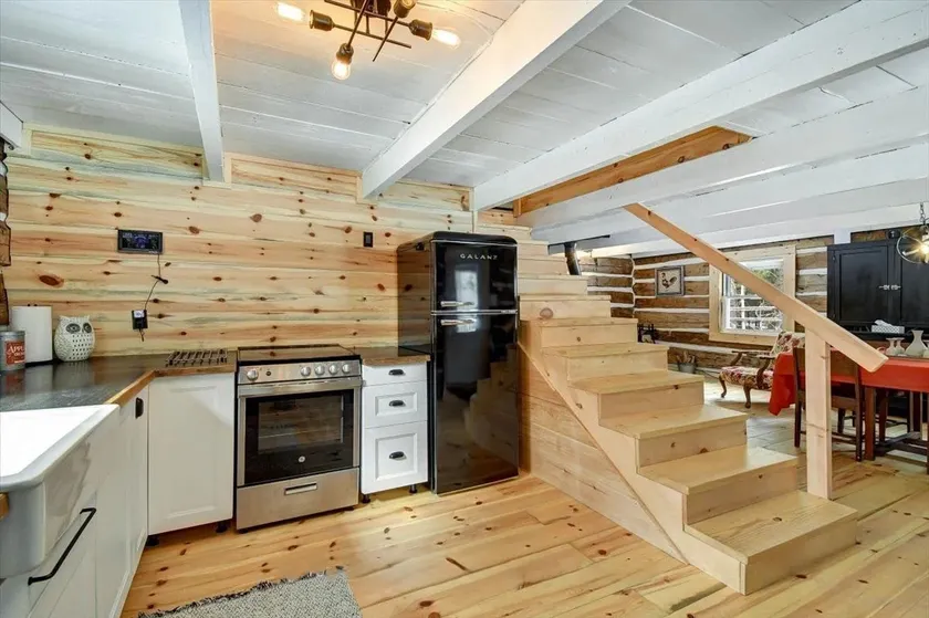 The Apple Cottage - 4 Acres of Charm - Image 1