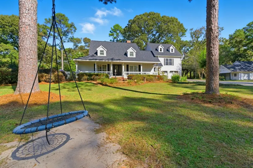 Pool, 8 bedrooms, lakefront, updated kitchen - Image 1