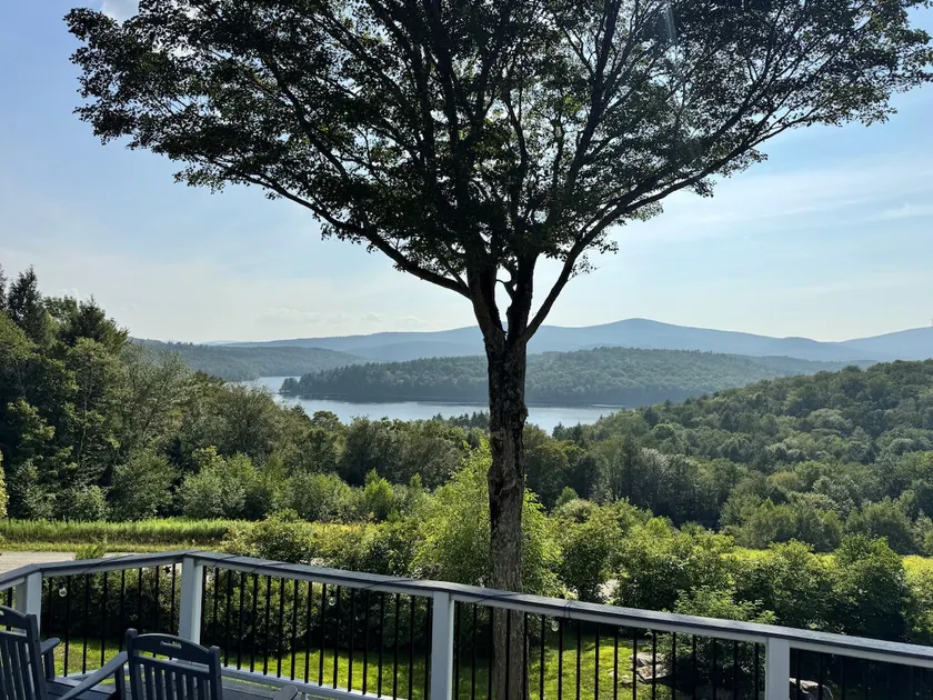 Lake Whitingham- Wards beach, Hot tub, views - Image 1
