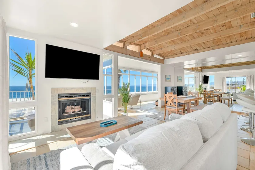 Penthouse Retreat with Open Panoramic Views - NEW - Image 1