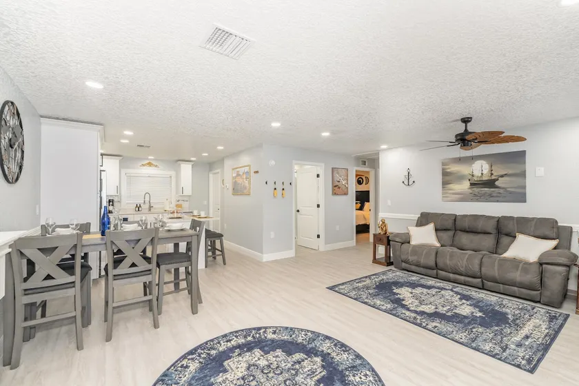 Elegant 2/1 Retreat · Near Downtown & Beach - Image 1
