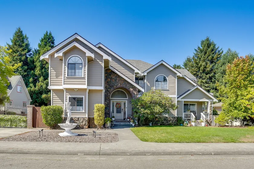 3 Mi to Sequoia Park Zoo: Spacious Home w/ Sunroom - Image 1