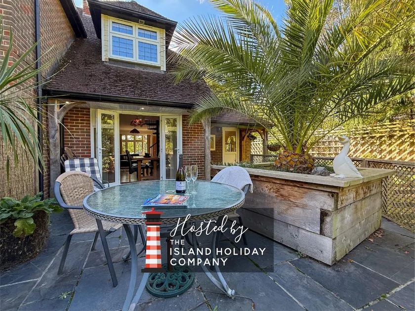 Squirrel Haven - Dog Friendly Woodland Retreat in Wootton Bridge, Isle of Wight - Image 1