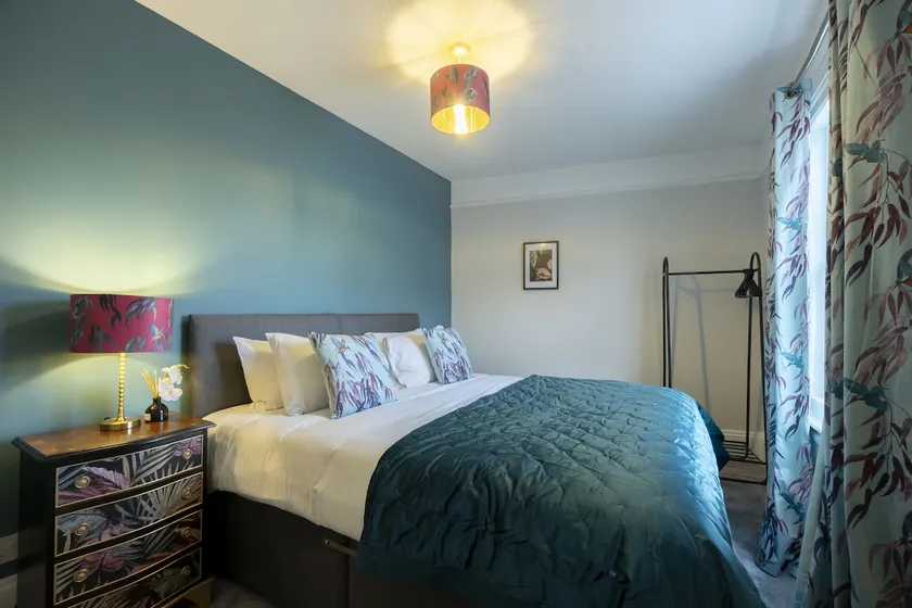 Central 5 Bedroom Home Close to Gloucester City - Image 1