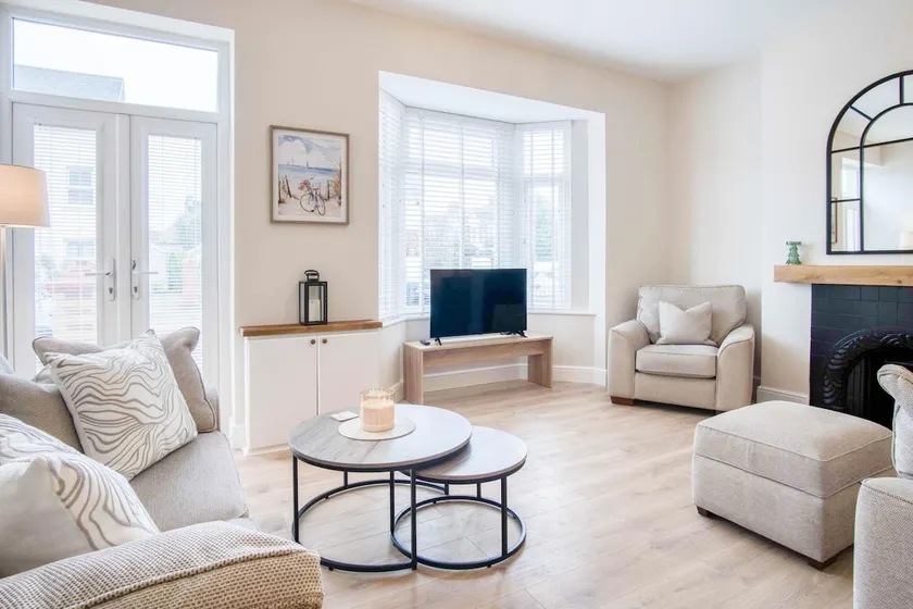 Seascape Retreat - 3 Bedroom Flat - Porthcawl - Image 1