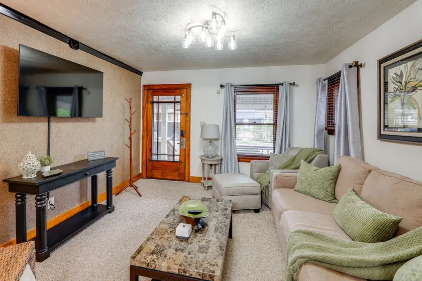 1 Mi to Akron Zoo: Ranch-style Home w/ Yard! - Image 1