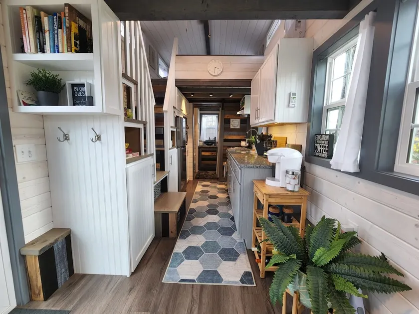 Tiny Luxury Retreat: Lake, Hikes, Brews & Vines - Image 1