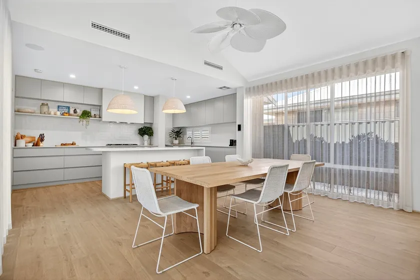 Coastal Luxe 4-Bed House in Madora Bay - Image 1