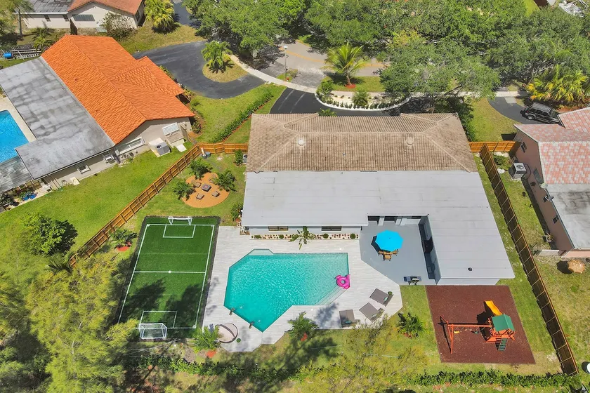 Family home wpool mini-soccer field - Image 1