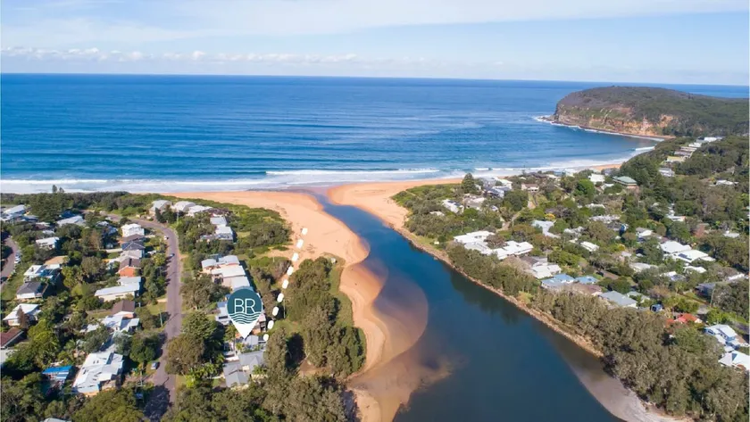 Right on the lake, easy access to beach all one level - Image 1