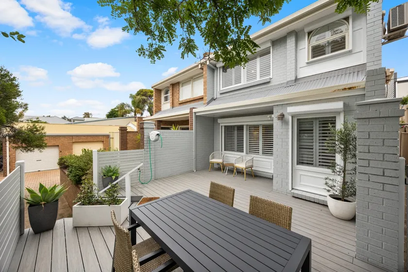 Hazy Shores Escape - Breezy Coastal Stay near Henley Square - Image 1