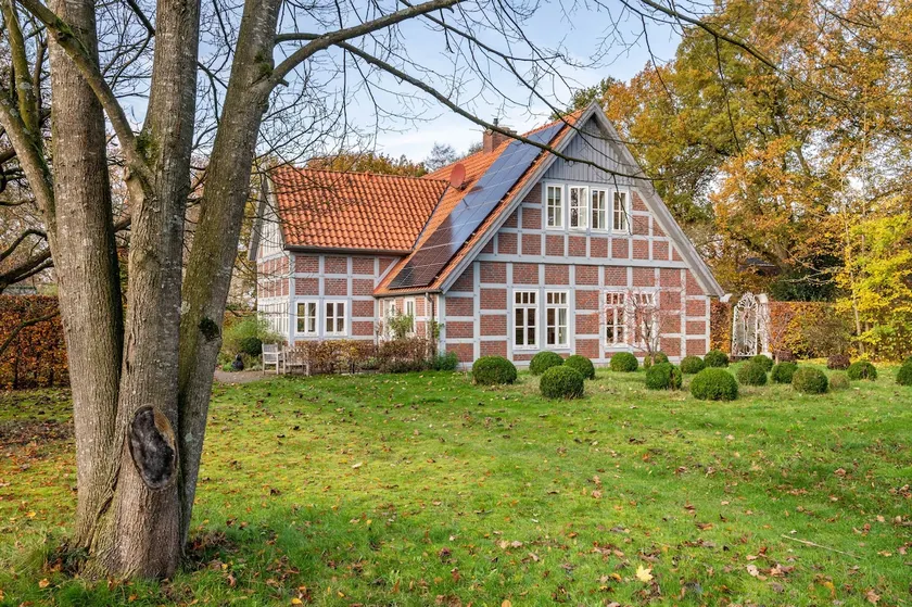Country house in the garden - Image 1