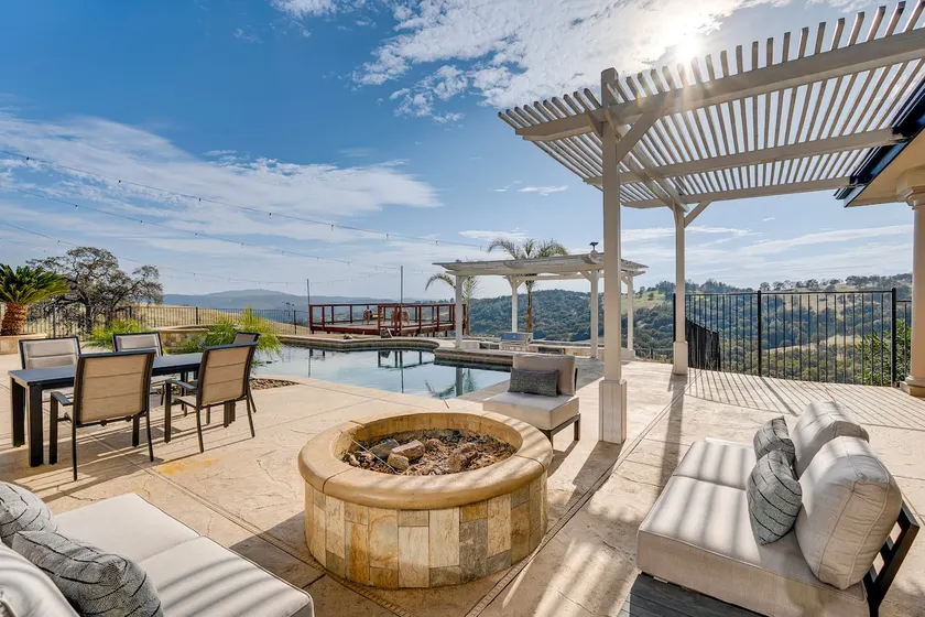 Luxury Pilot Hill Estate on an 800-Acre Vineyard - Image 1