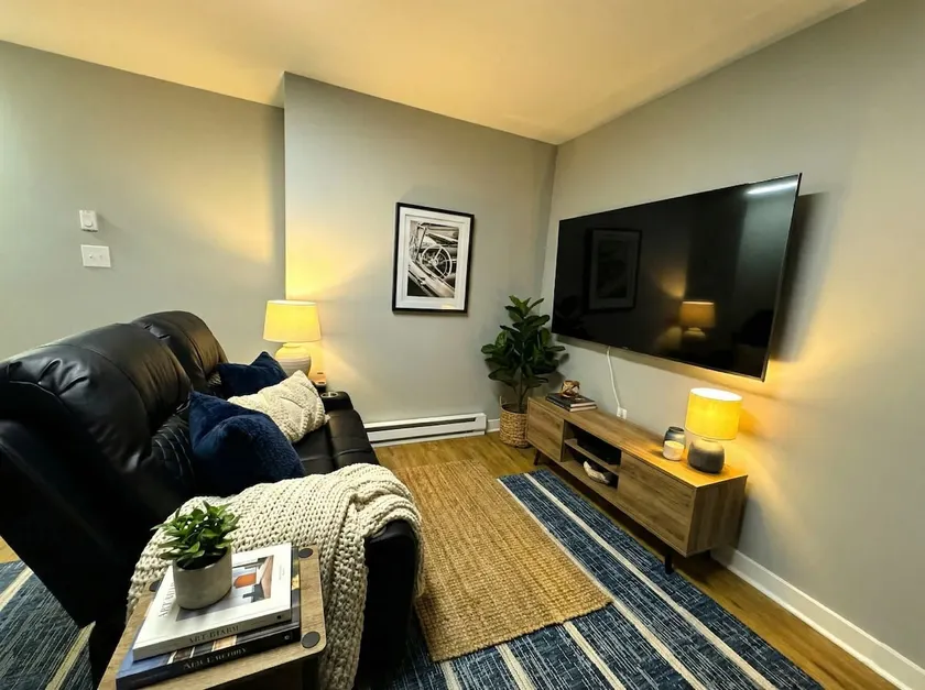 Historic Apt King Bed Workspace - Image 1
