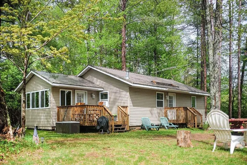 Quaint Clam 2 Bedroom Home - Image 1