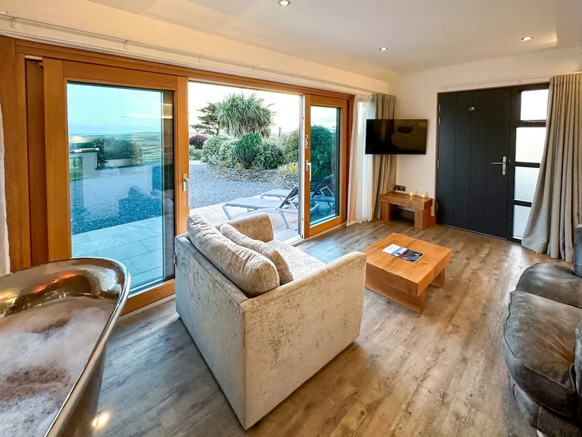 Bijou - sea-view retreat with copper air-spa bath - Image 1