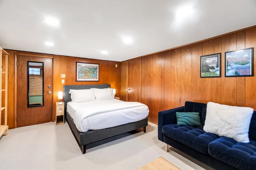 Bright 1BR Near UW & Local Parks - Image 1