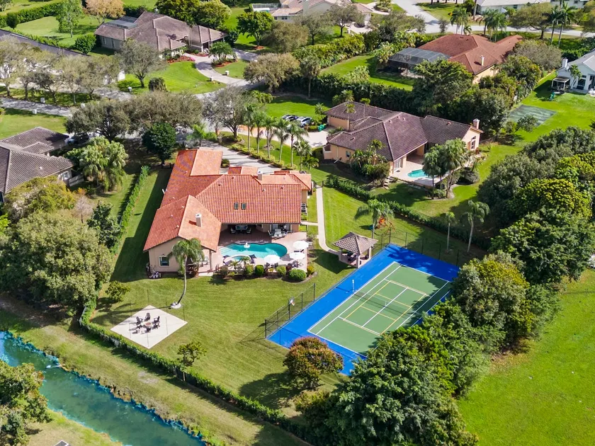 Spacious home wpool tennis court - Image 1