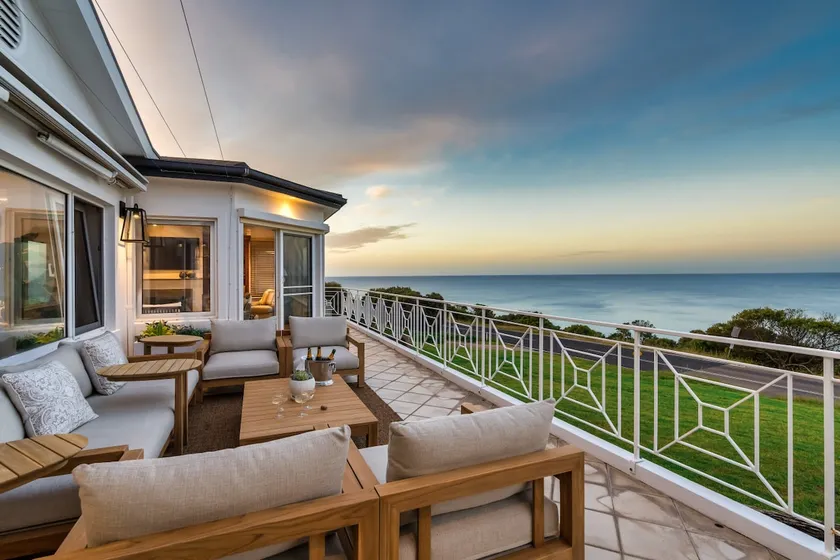 Beach House with incredible Bay Views - Image 1