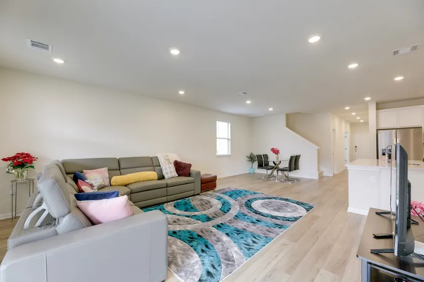 Buda Business-ready House: Office, Home Gym & Yard - Image 1